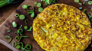 Receta para comer rico y rápido: Tortilla de zucchini con puerros y queso