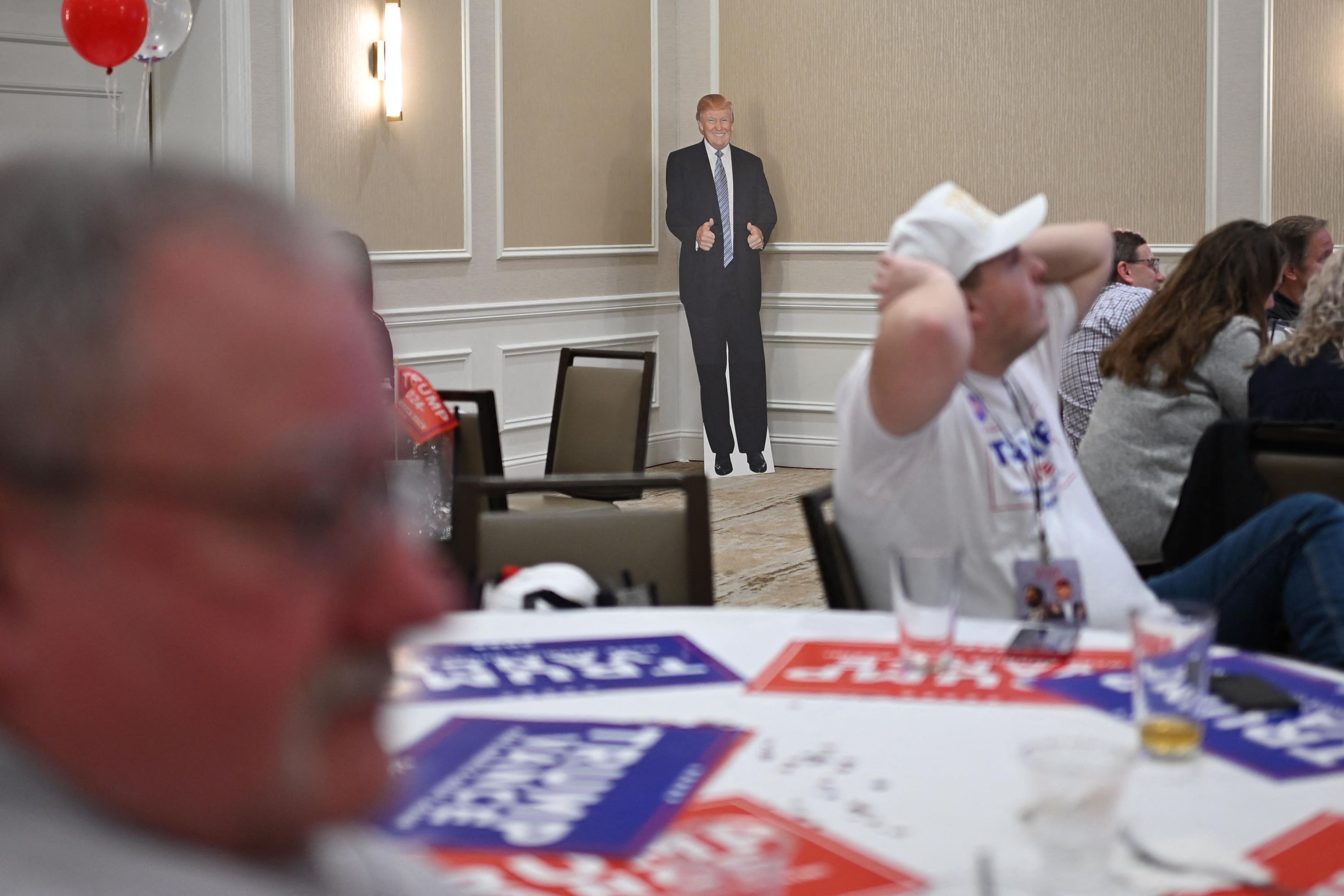 Partidarios del Trump siguen de cerca los anuncios de su victoria (Photo by Alex Wroblewski / AFP)