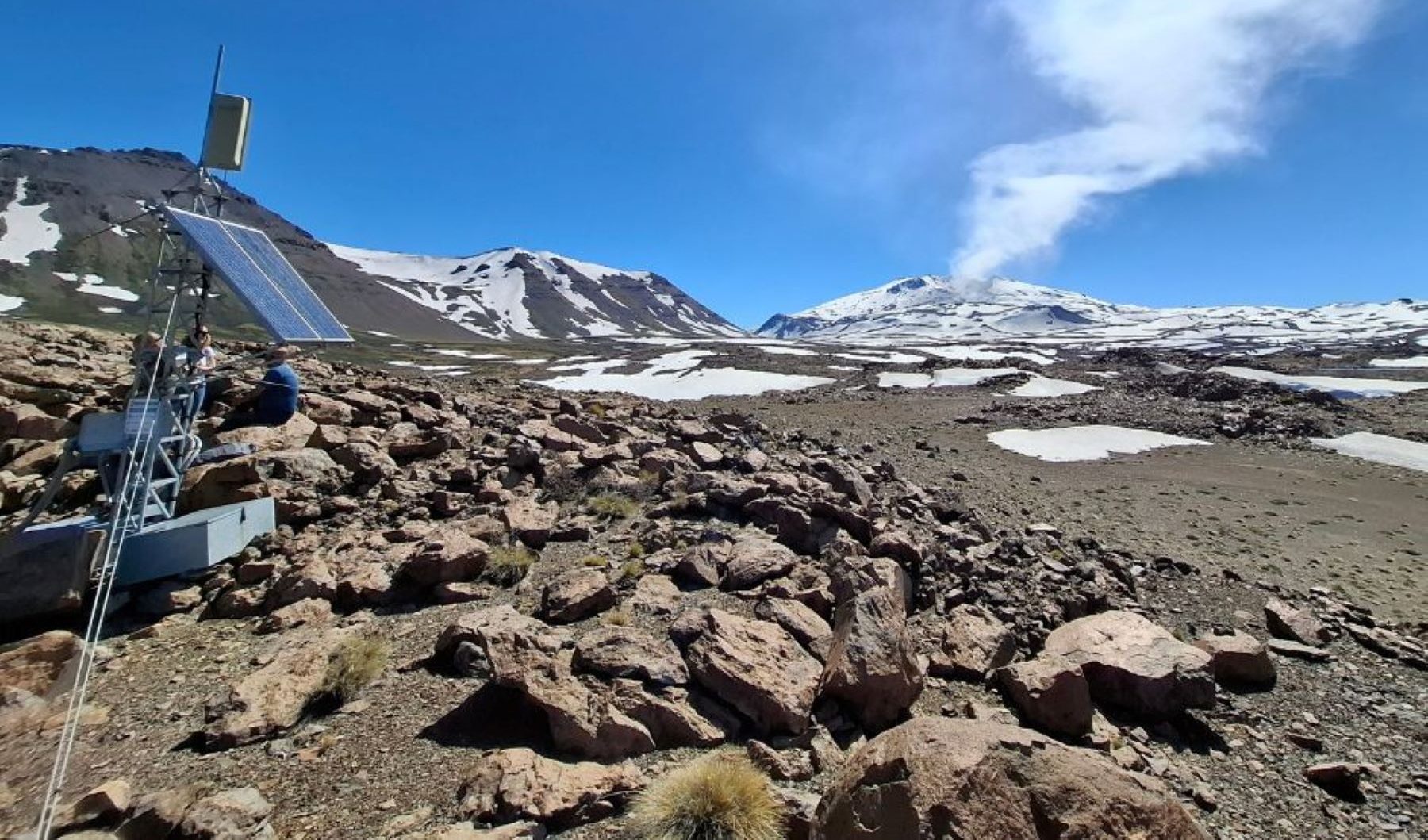 Cambiaron y repararon equipos de monitoreo del volcán Copahue. Foto: Gentileza Facebook Servicio Geológico Minero Argentino. Segemar.