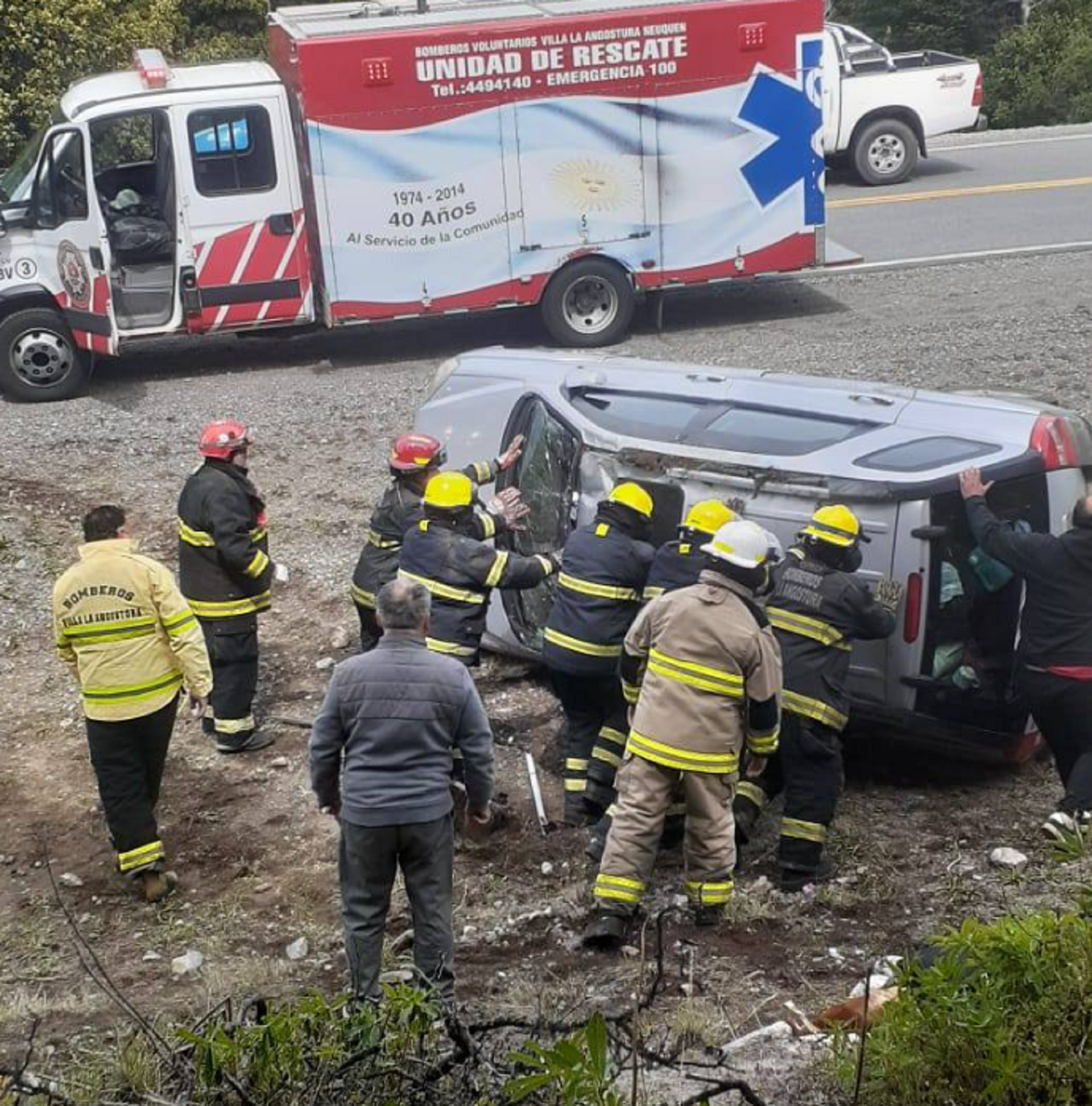 Vuelco en la Ruta Nacional 40. Foto: Bomberos Voluntarios de Villa La Angostura.