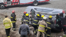 Imagen de Impresionante vuelco y rescate de cinco turistas de Chile en la Ruta 40, cerca de Villa La Angostura