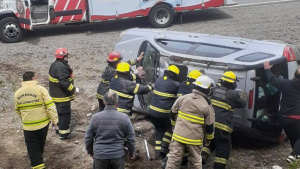 Impresionante vuelco y rescate de cinco turistas de Chile en la Ruta 40, cerca de Villa La Angostura