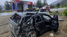 Imagen de Perdió el control por la lluvia y volcó sobre la Ruta 40: una mujer fue derivada a Villa La Angostura