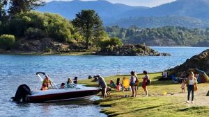 Villa Pehuenia Moquehue: verano en las mejores playas y cómo combinarlo con un día de compras en Chile