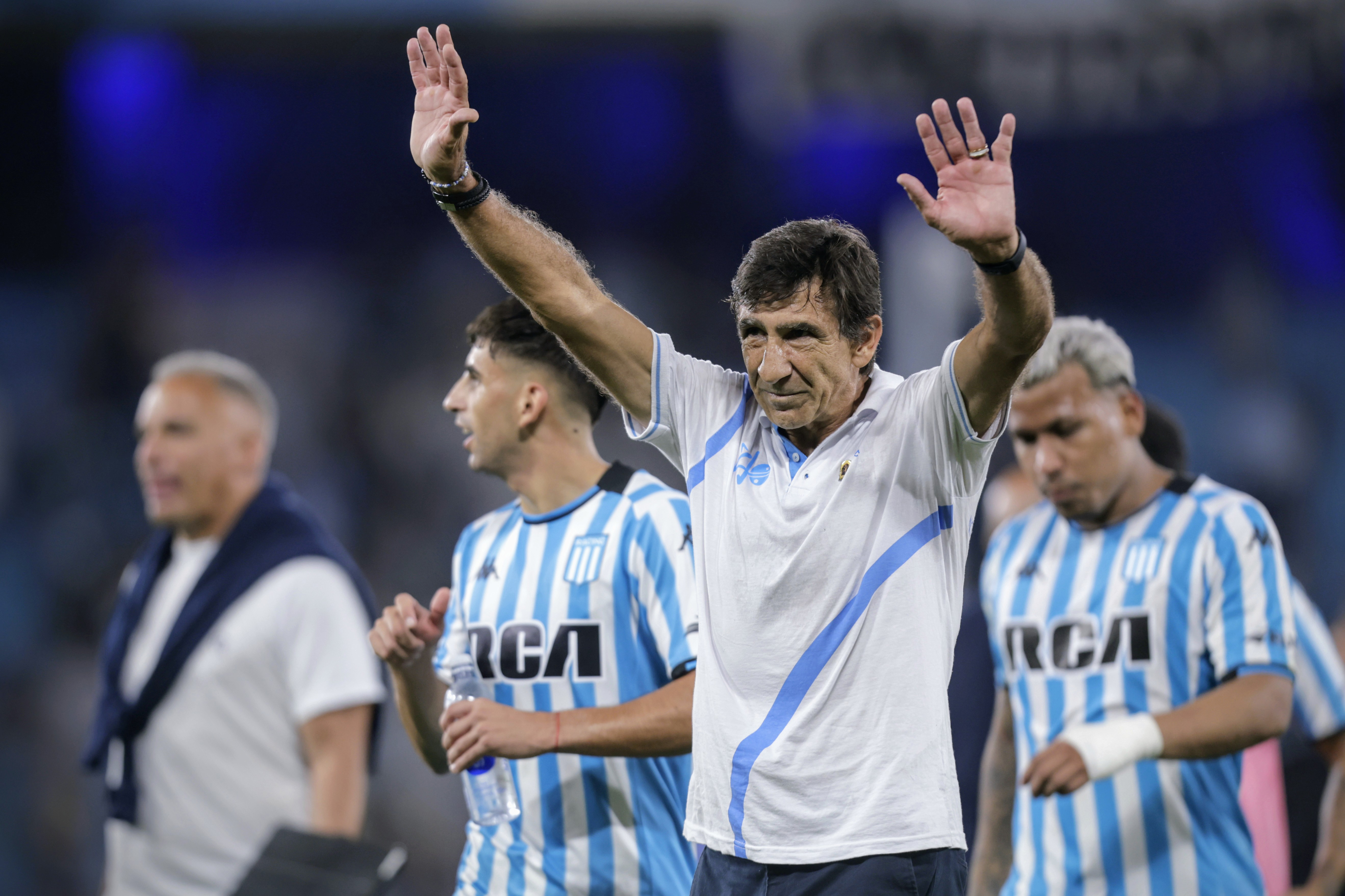 Gustavo Costas seguirá como entrenador de Racing un año más.