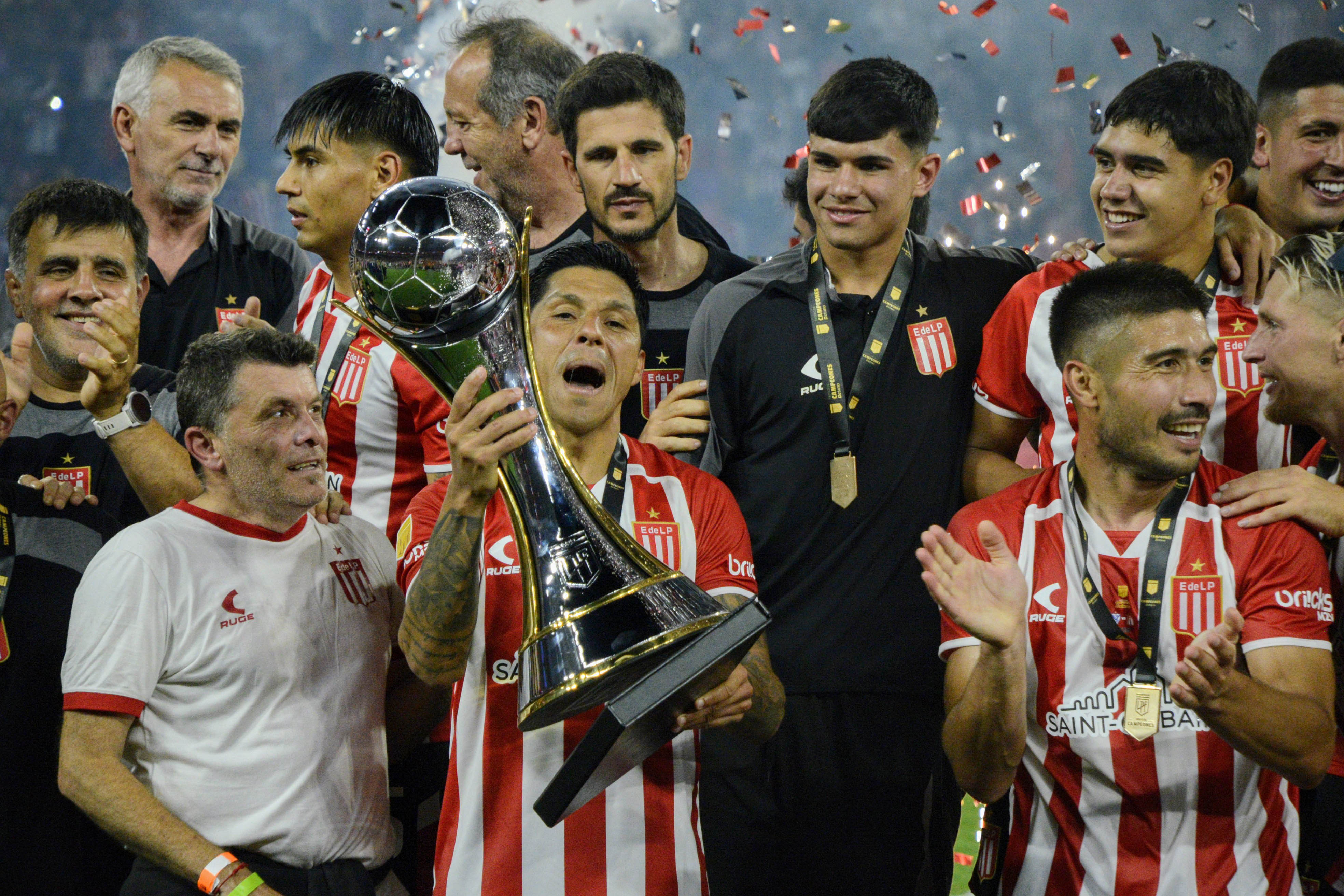 Estudiantes se despidió de Enzo Pérez luego de la conquista del Trofeo de Campeones.