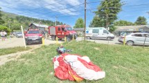 Imagen de Una turista hacía parapente y quedó colgada sobre el tendido eléctrico en Bariloche