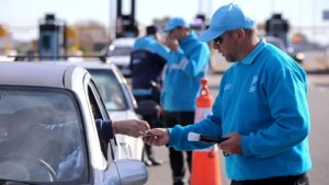 Vacaciones de verano: ¿Qué pueden pedirte y qué no, en un control en la ruta?