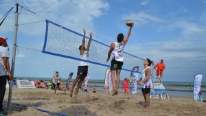 Comienza el Circuito Patagónico de beach vóley, en Las Grutas, con gran participación zonal