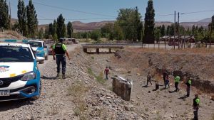 Conducía alcoholizado y terminó adentro de un canal de desagüe en el norte neuquino