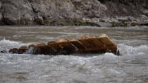 Imagen de Video: cómo es la zona del río Varvarco en la que cayó el criancero de Neuquén