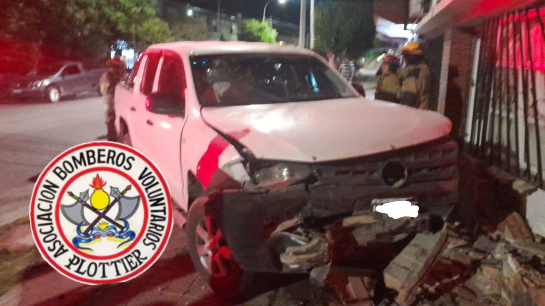 El siniestro vial ocurrió durante la madrugada. Foto: Bomberos Voluntarios de Plottier. 