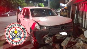 Insólito: perdió el control, chocó un auto estacionado y un local en Plottier