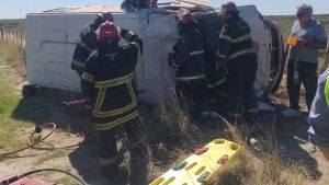 Volcó con su combi en la Ruta 22 y se quedó encerrado por una hora: lo trasladaron a Río Colorado