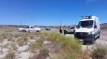 Imagen de Venían de Bariloche y chocaron con una camioneta en la Ruta 237: una familia trasladada al hospital