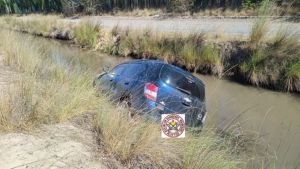 Perdió el control del auto y cayó a un desagüe en Plottier