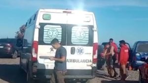 Lo golpeó una ola que le dislocó el hombro y lo dejó en el hospital en Chubut