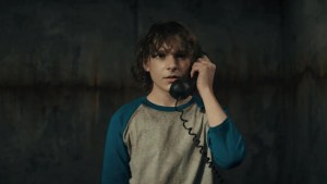 De qué trata «El teléfono negro», la impactante película de terror que llegó a Netflix