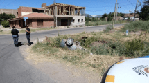 Imagen de Vuelco en Centenario: cayó a un canal tras perder el control del auto