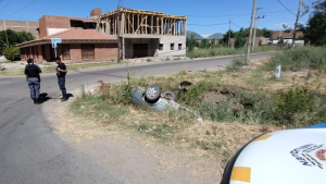 Vuelco en Centenario: cayó a un canal tras perder el control del auto