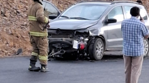 Una moto terminó abajo de un auto tras una maniobra de sobrepaso sobre Ruta 39, en el norte neuquino