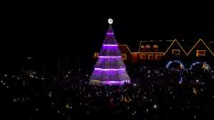 Bariloche tuvo una noche mágica: Papá Noel encendió el árbol de Navidad