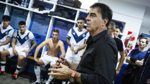 Sorpresa en Vélez: Gustavo Quinteros no arregló su continuidad y se va a otro club