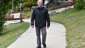 Carlos, de Bariloche, tiene 74 años y volvió a la escuela secundaria que lo albergó 56 años atrás