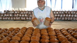 Desde hace 30 años, Nicolás elabora miles de panes dulces en Bariloche para los que menos tienen