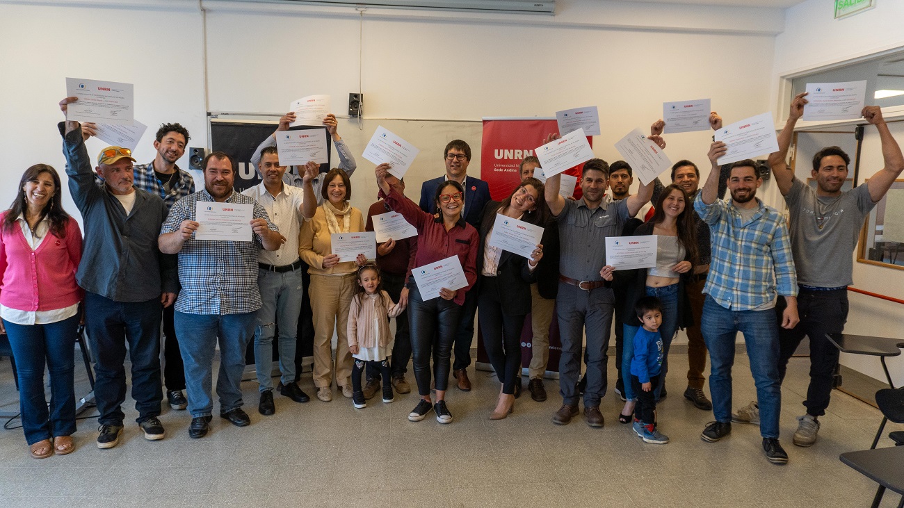 Los estudiantes recibieron sus diplomas de las capacitaciones realizadas.