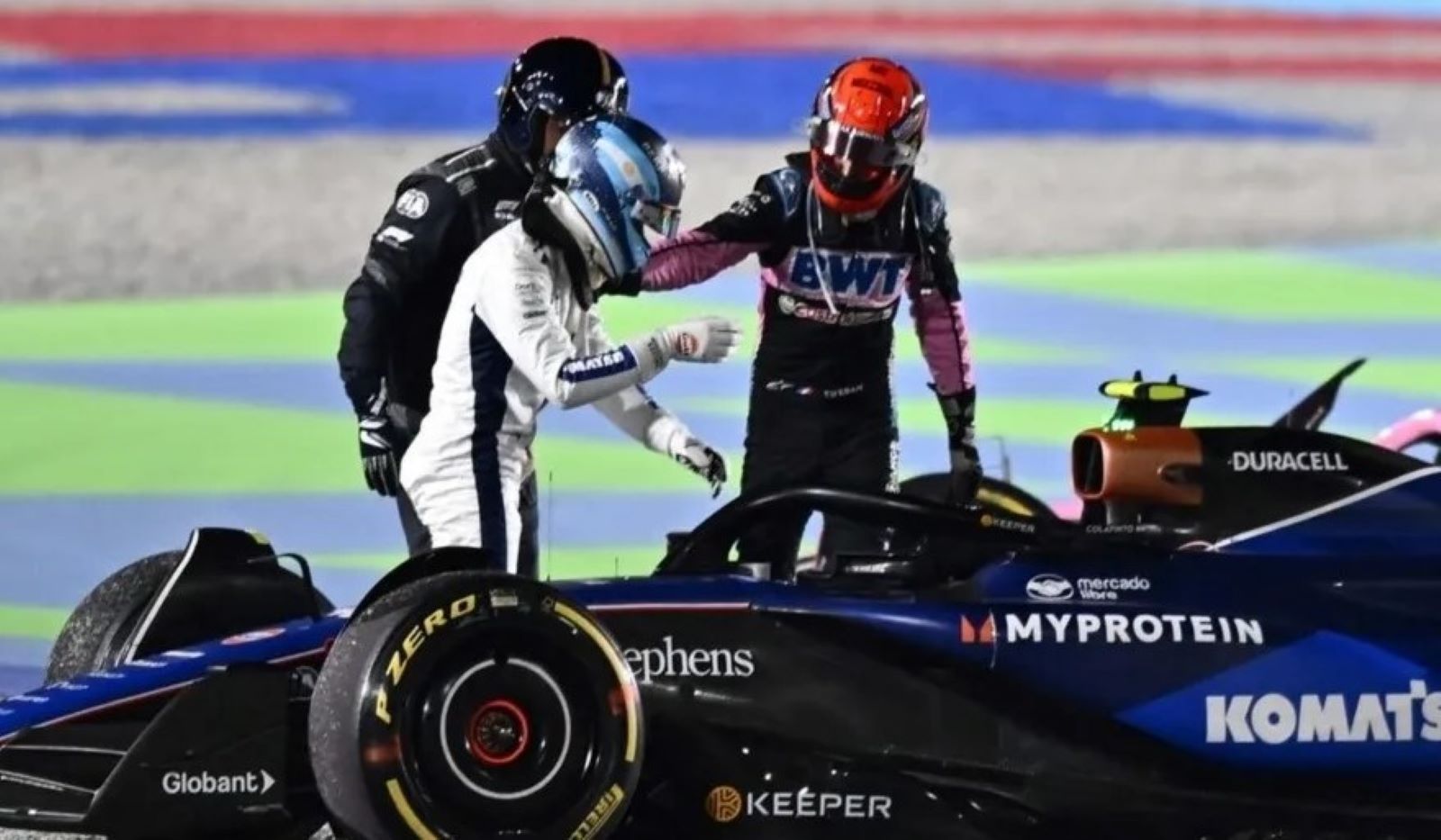 Colapinto, Ocon y Hülkenberg, luego del choque en Qatar. El argentino podría ocupar la butaca que dejará el francés.