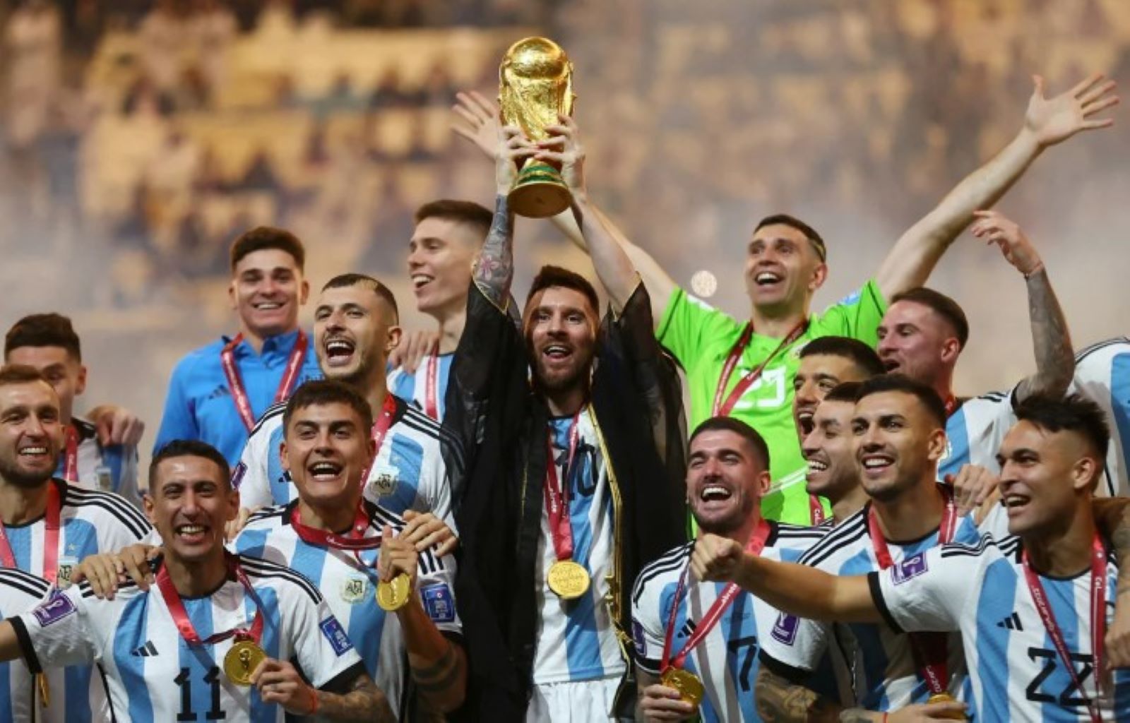 Toda la justicia en una foto: Messi con la copa de Qatar. 