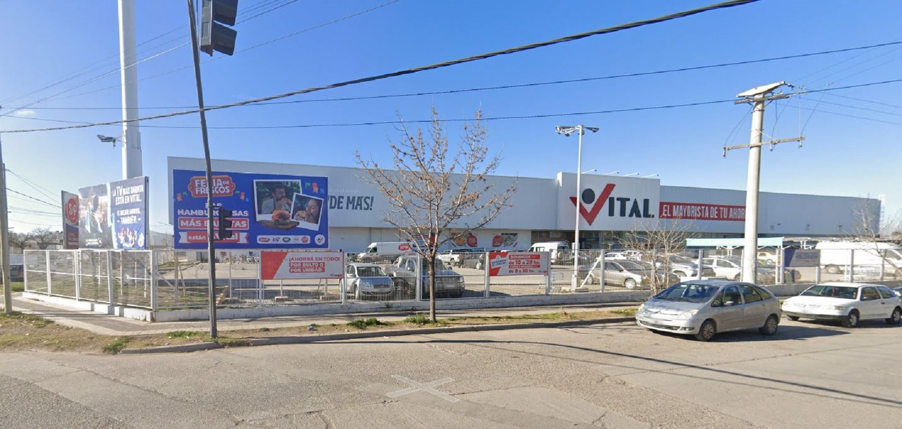 La nena estaba sola dentro de un vehículo estacionado en un supermercado mayorista de Neuquén. (Captura)