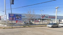 Imagen de Una niña de casi 2 años estaba encerrada en el estacionamiento de un supermercado mayorista de Neuquén