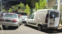 Imagen de Chocó a unos autos estacionados en Neuquén y fue multado por no hacer el test de alcoholemia