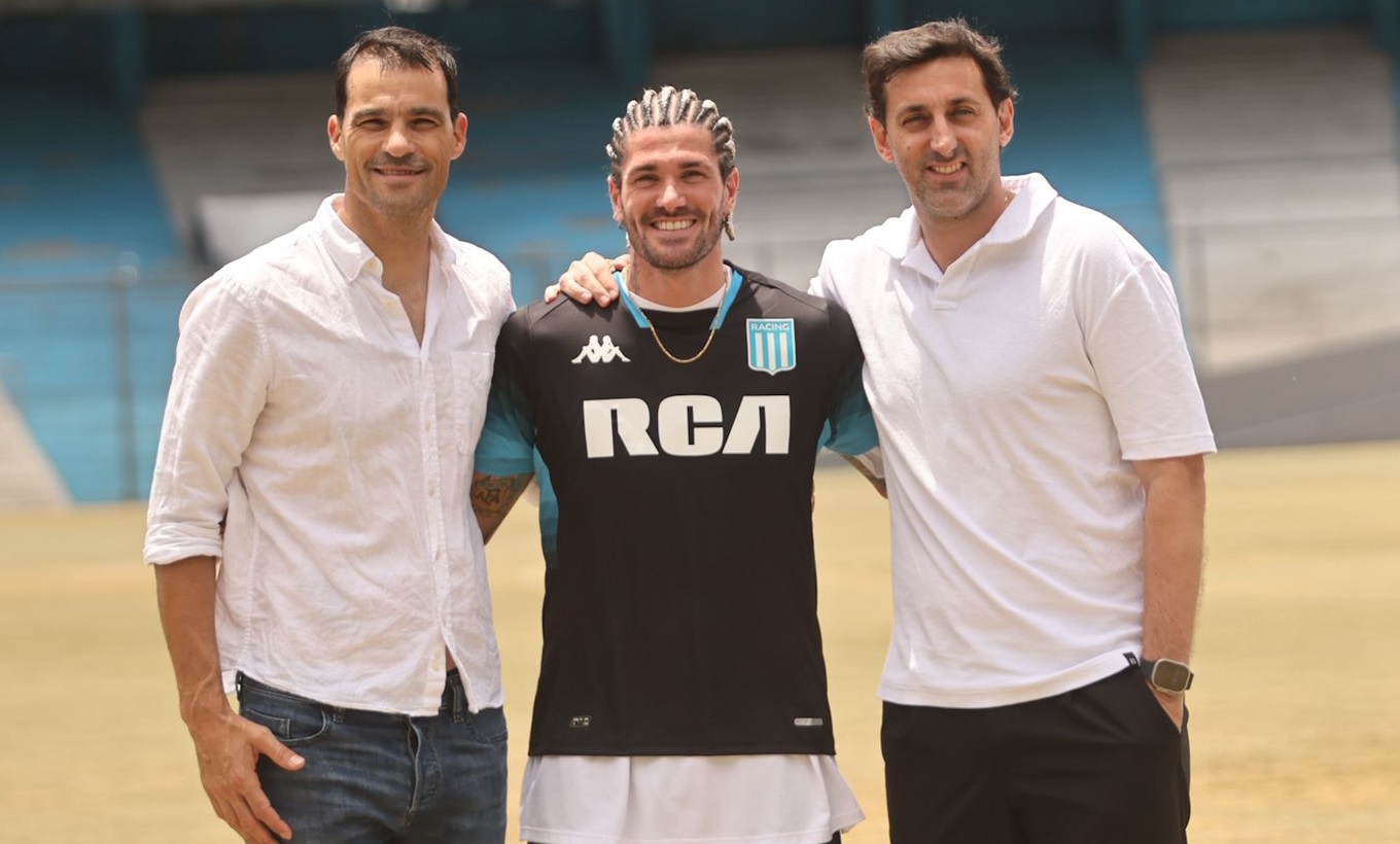 Rodrigo De Paul junto a Diego Milito y Sebastián Saja en el Cilindro de Avellaneda. 