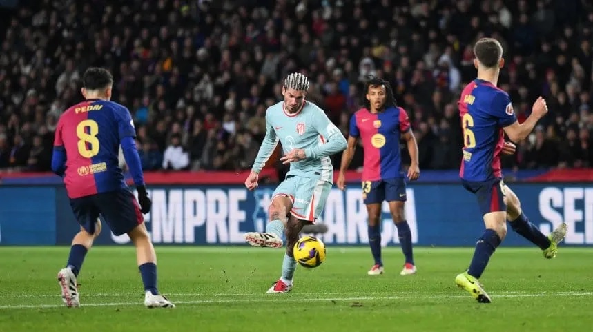 De Paul marcó un golazo en el partido entre Barcelona y Atlético Madrid.