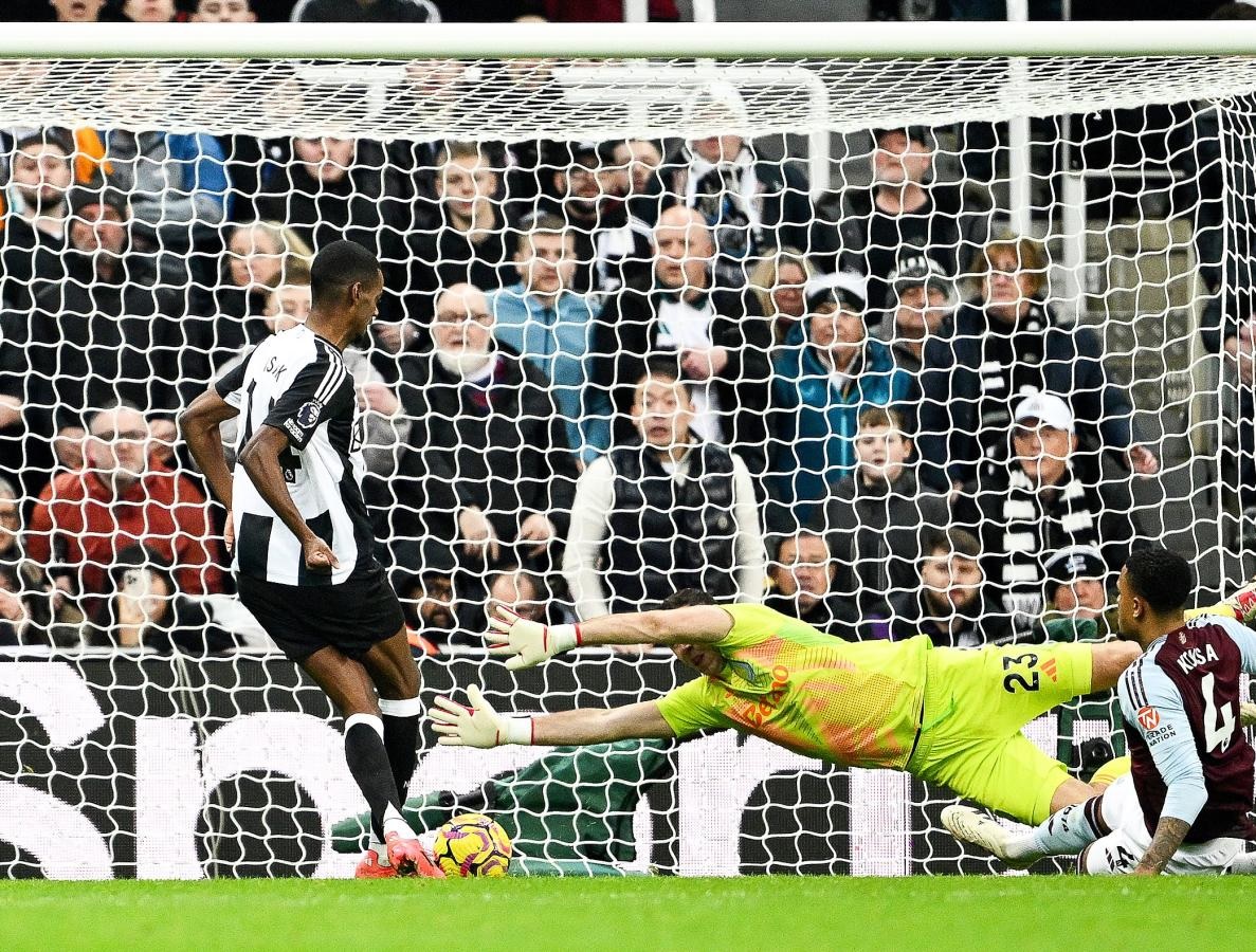 Dibu Martínez no pudo evitar el tercero del Newcastle en la Premier League.