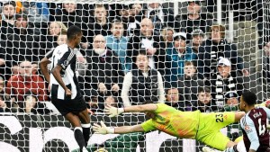 Dibu Martínez no pudo en el Boxing Day: Aston Villa fue goleado por Newcastle