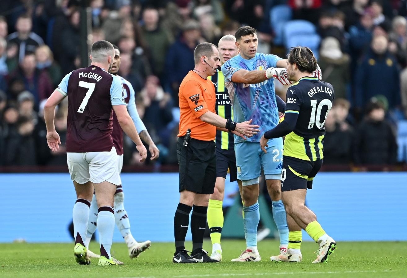 Dibu Martínez y Jack Grealish tuvieron un cruce en el partido y luego camino al vestuario.
