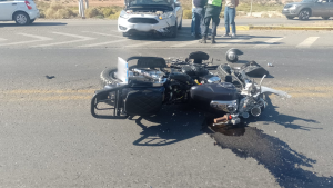 Fuerte choque sobre Autovía Norte en Neuquén: un motociclista hospitalizado