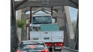 Excedió la altura y dañó el puente carretero con el camión: de cuánto puede ser la multa en Neuquén