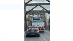 Excedió la altura y dañó el puente carretero con el camión: de cuánto puede ser la multa en Neuquén