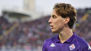 Por qué peligra el futuro en Italia del jugador de Fiorentina que se descompensó