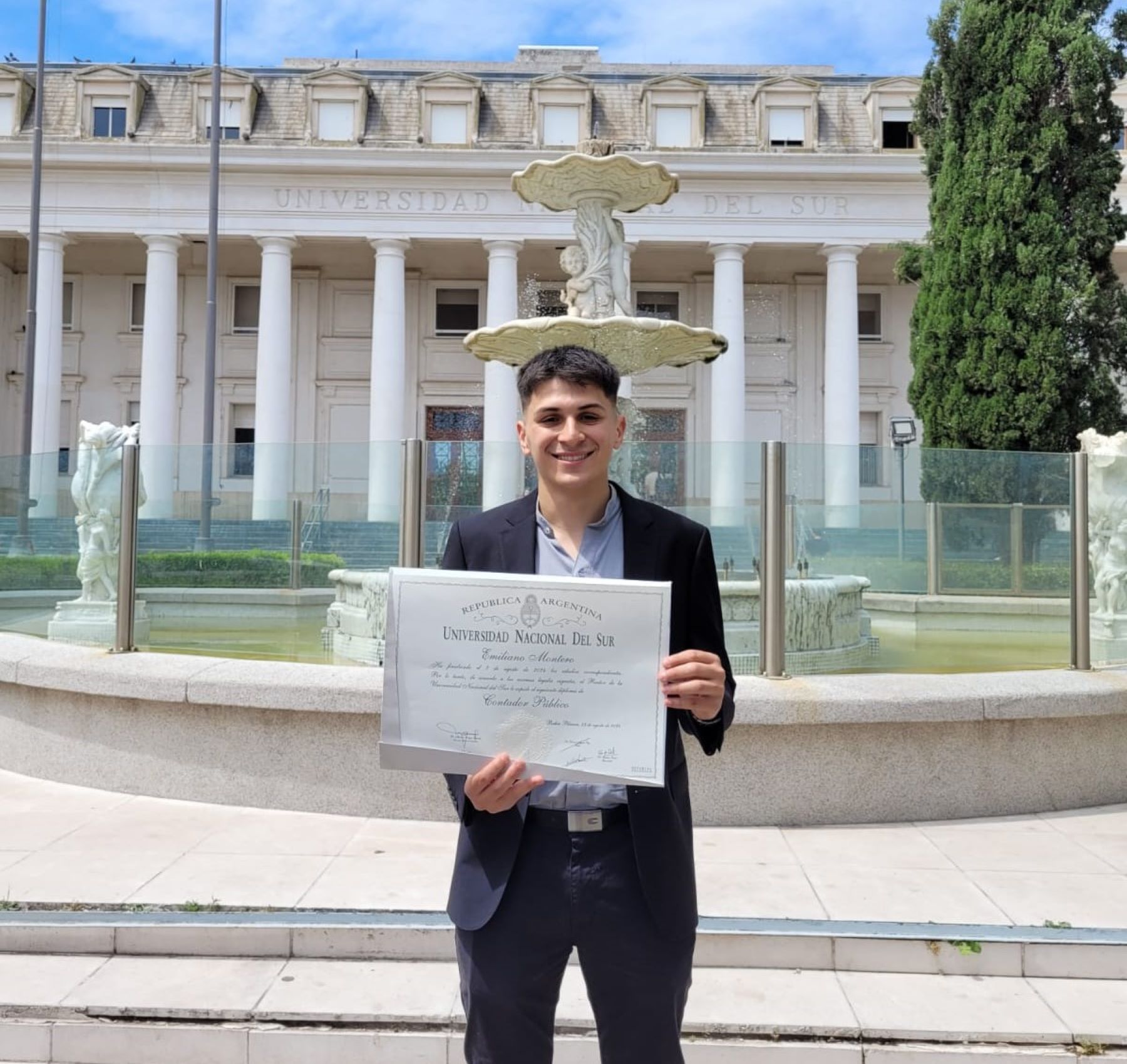 Emiliano Montero con el título universitario en sus manos. 