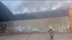 Incendio en un galpón con mantas oleofílicas en una planta de residuos petroleros de Neuquén