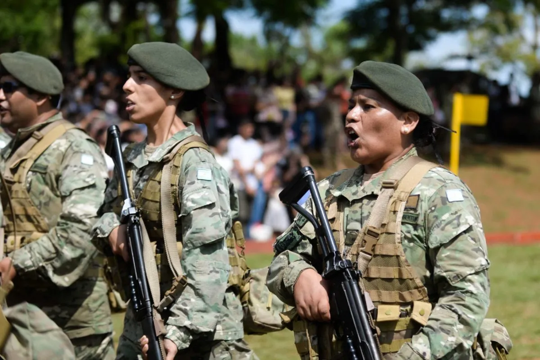 El gobierno de Javier Milei habilitó a las Fuerzas Armadas a actuar ante amenazas terroristas y colaborar en el control de las fronteras.