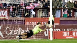 Es defensor, atajó un penal y clasificó a su equipo en la Copa del Rey de España