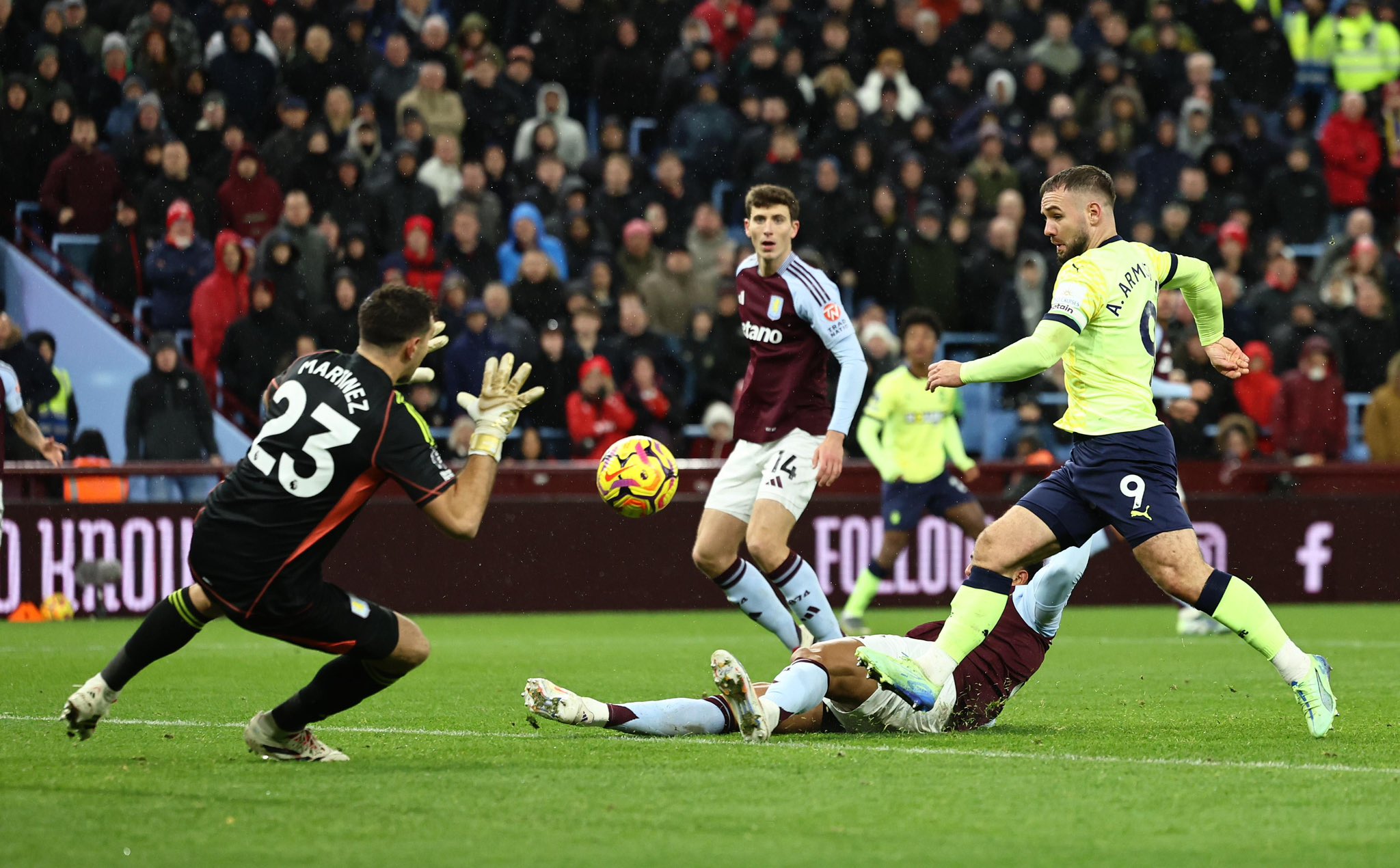 Dibu Martínez mantuvo la valla invicta en la victoria del Aston Villa en la  Premier League - Diario Río Negro