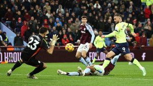 Dibu Martínez mantuvo la valla invicta en la victoria del Aston Villa en la Premier League